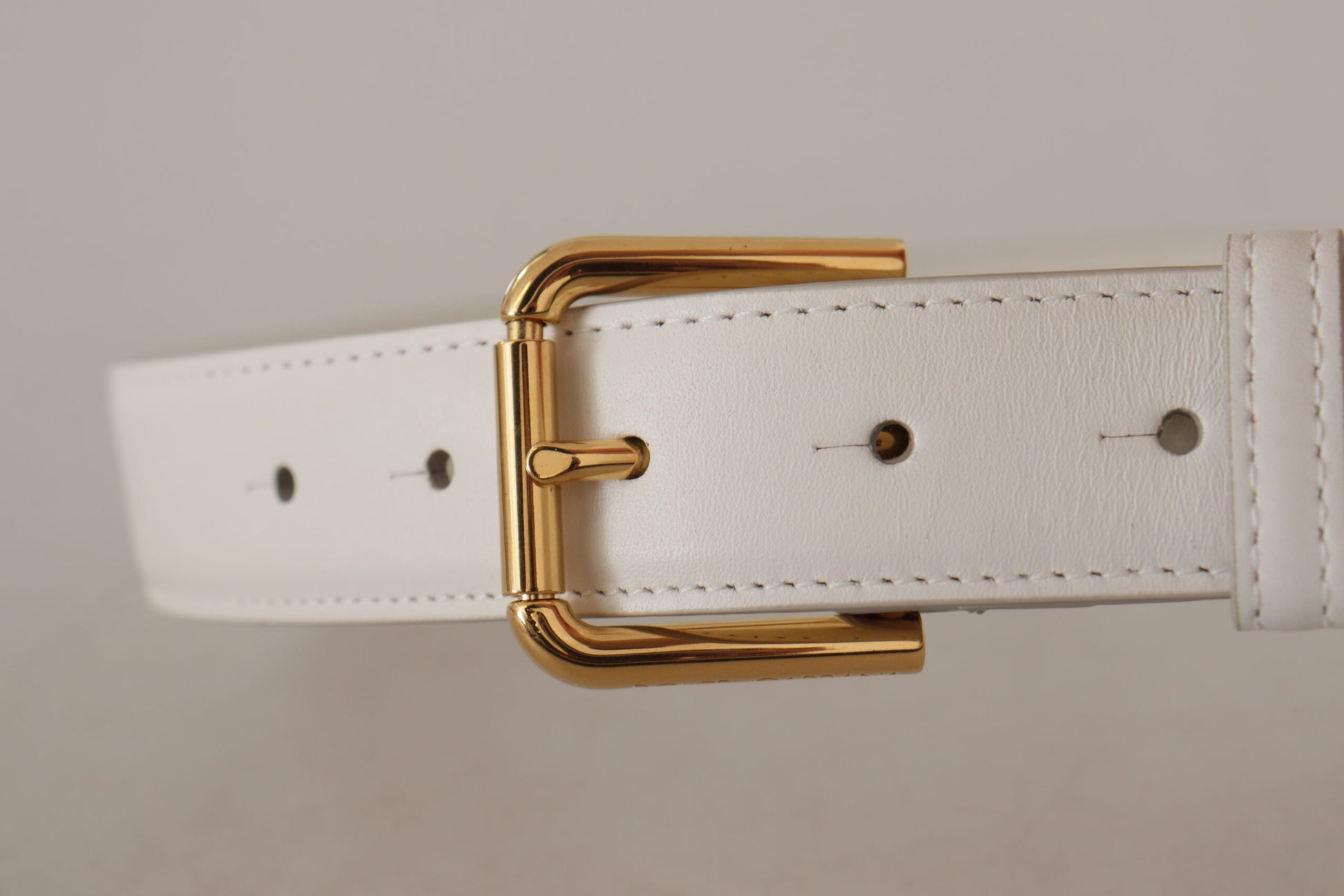 Dolce & Gabbana Chic White Leather Belt with Gold Engraved Buckle