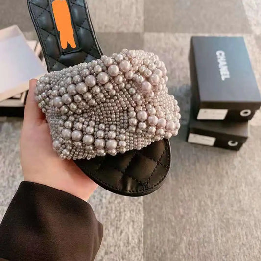 Chaussons en cuir parfumé et perles pour femmes